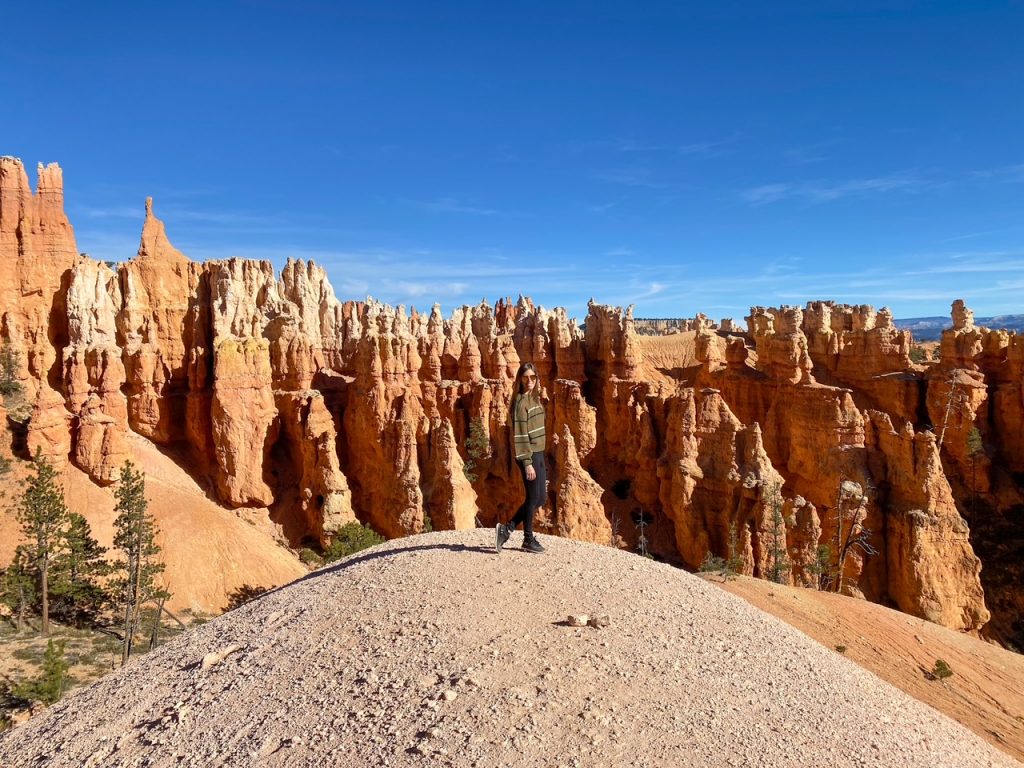 Sara posing in front of a backdrop of hoodoos on the Peekaboo Loop Trail in Bryce Canyon
