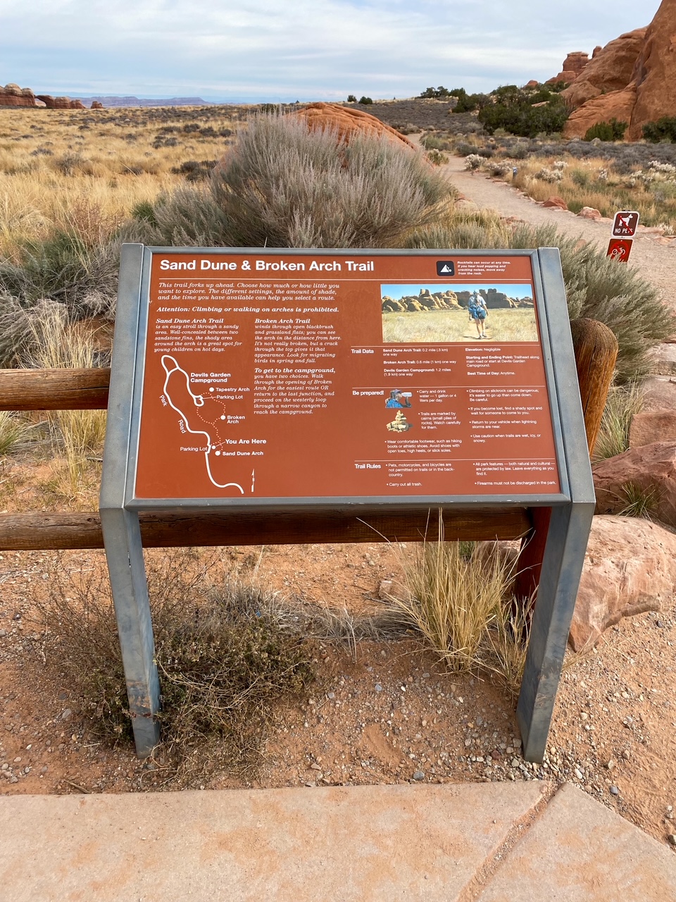 the Sand Dune & Broken Arch Trail