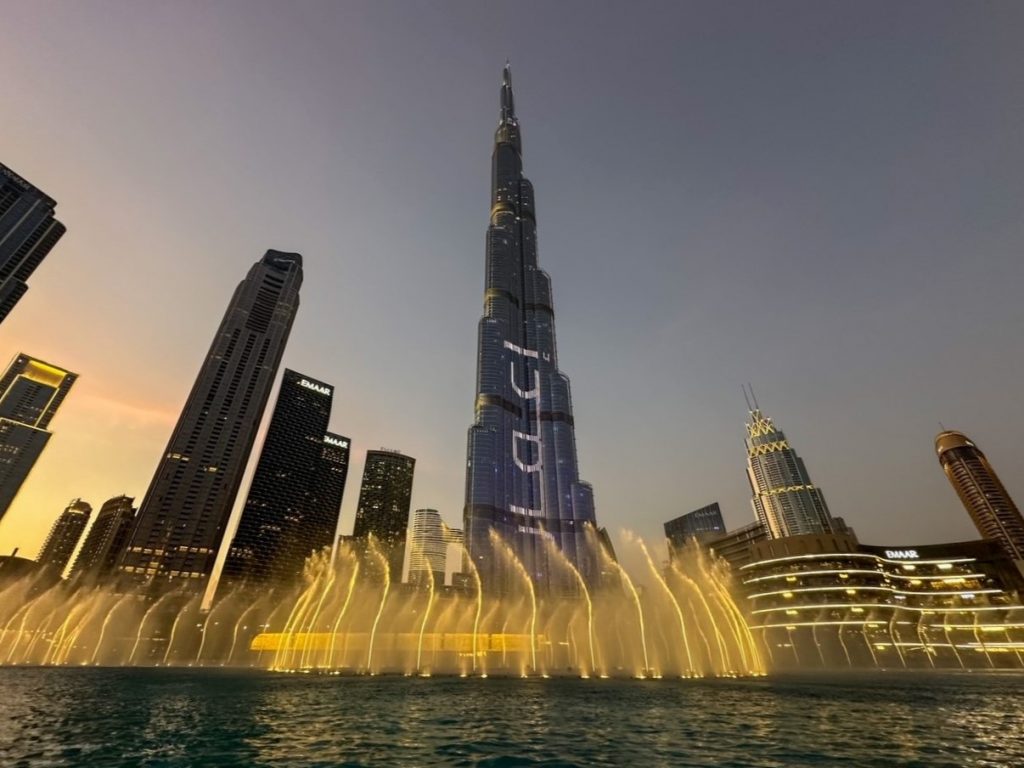 the Dubai Fountain show at night