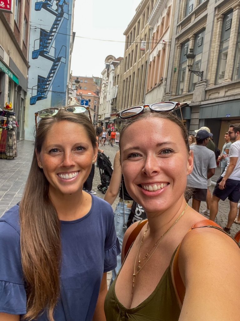 Sara & Kelsey on the Brussels free walking tour