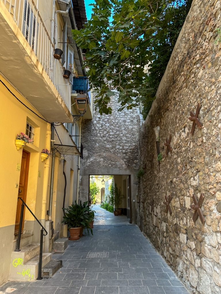 the pathway to Hotel de Couvent in Nice
