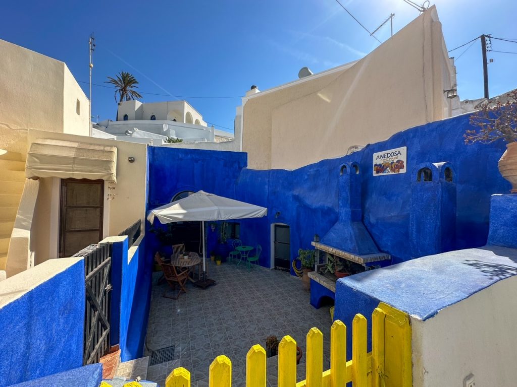 Anedosa Cave House in Santorini Greece