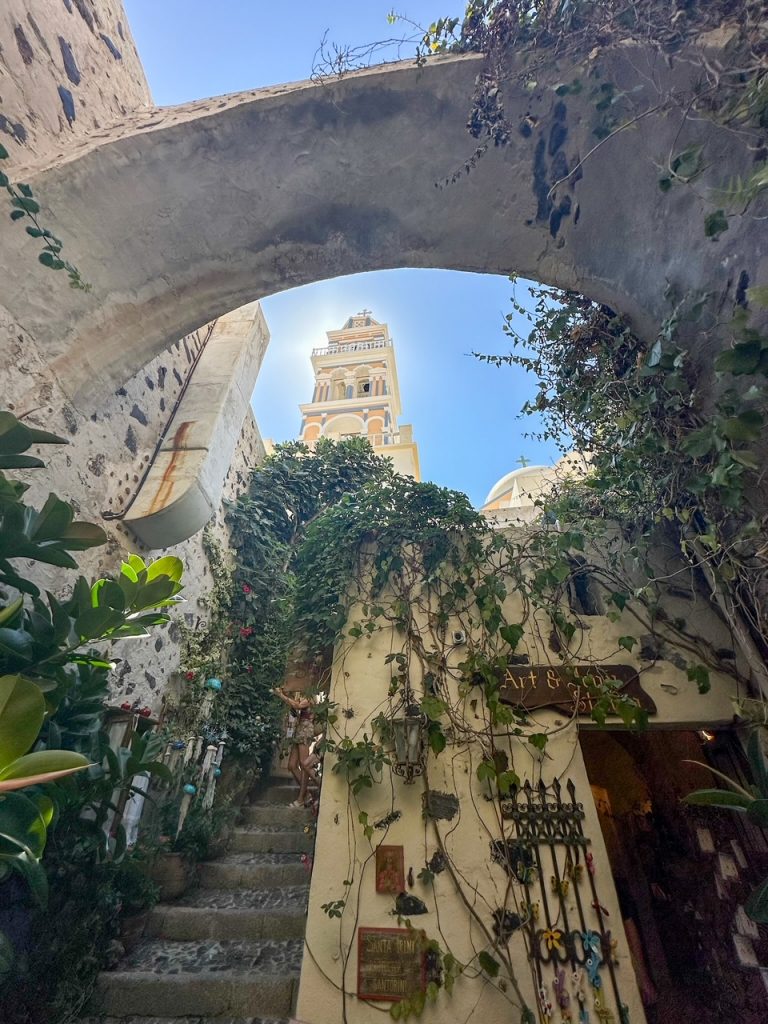 a cool archway view from a garden in Fira