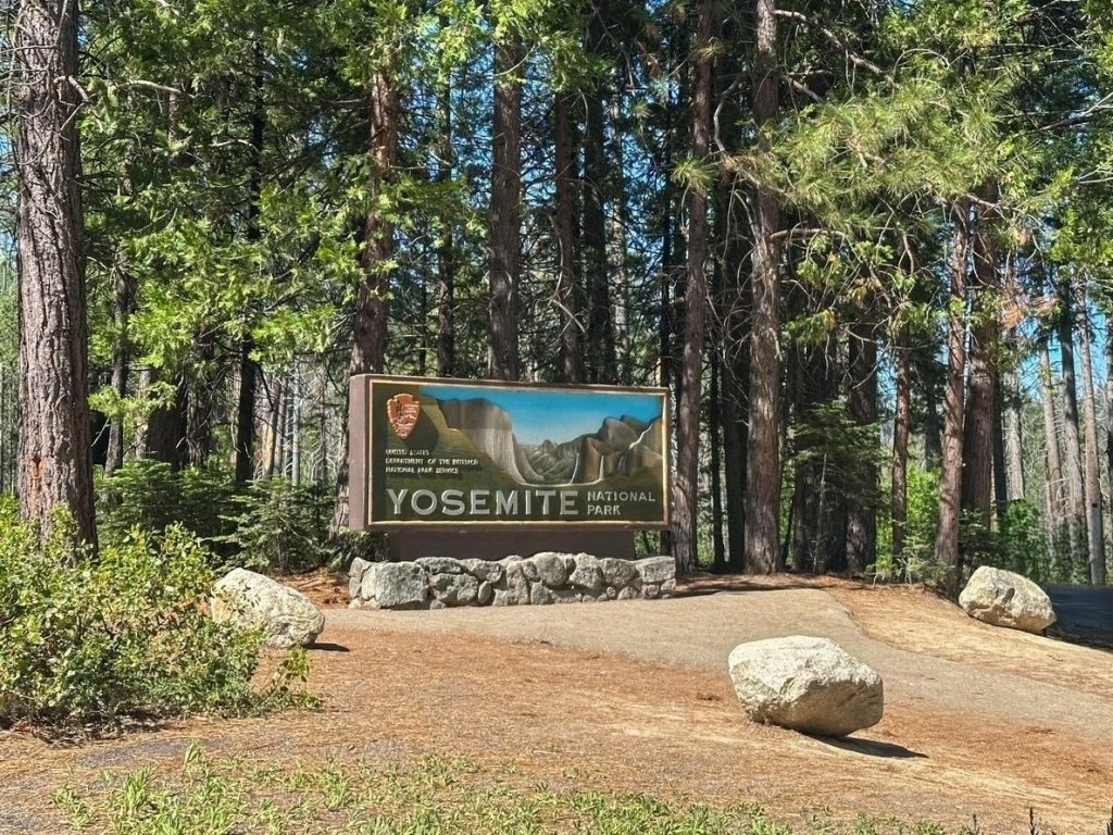 the Yosemite National Park sign located at the Big Oak Flat entrance