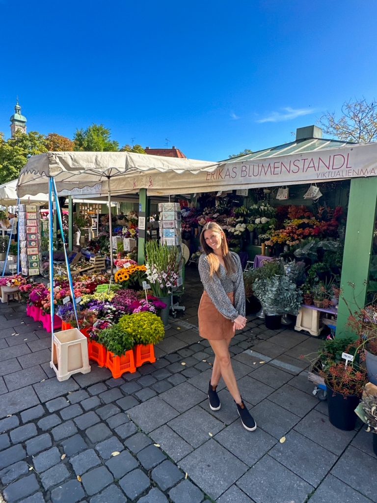 Sara at Erikas Blumenstandl at the Viktualienmarkt in Munich